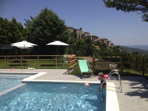 1b-luna-del-monte-zwembad-met-uitzicht-op-dorp