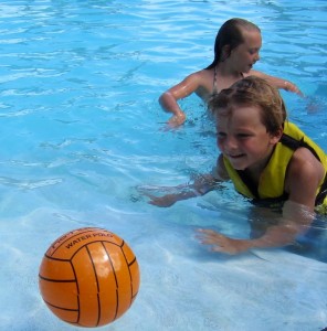 Luna - jongetje in het zwembad met de bal