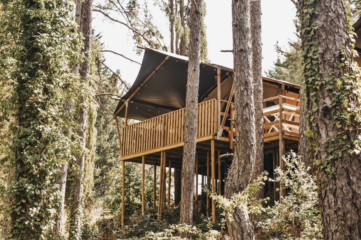 Campingaccommodatie tussen de bomen bij Luna del Monte