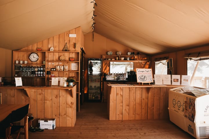 Binnen bij de campingbar