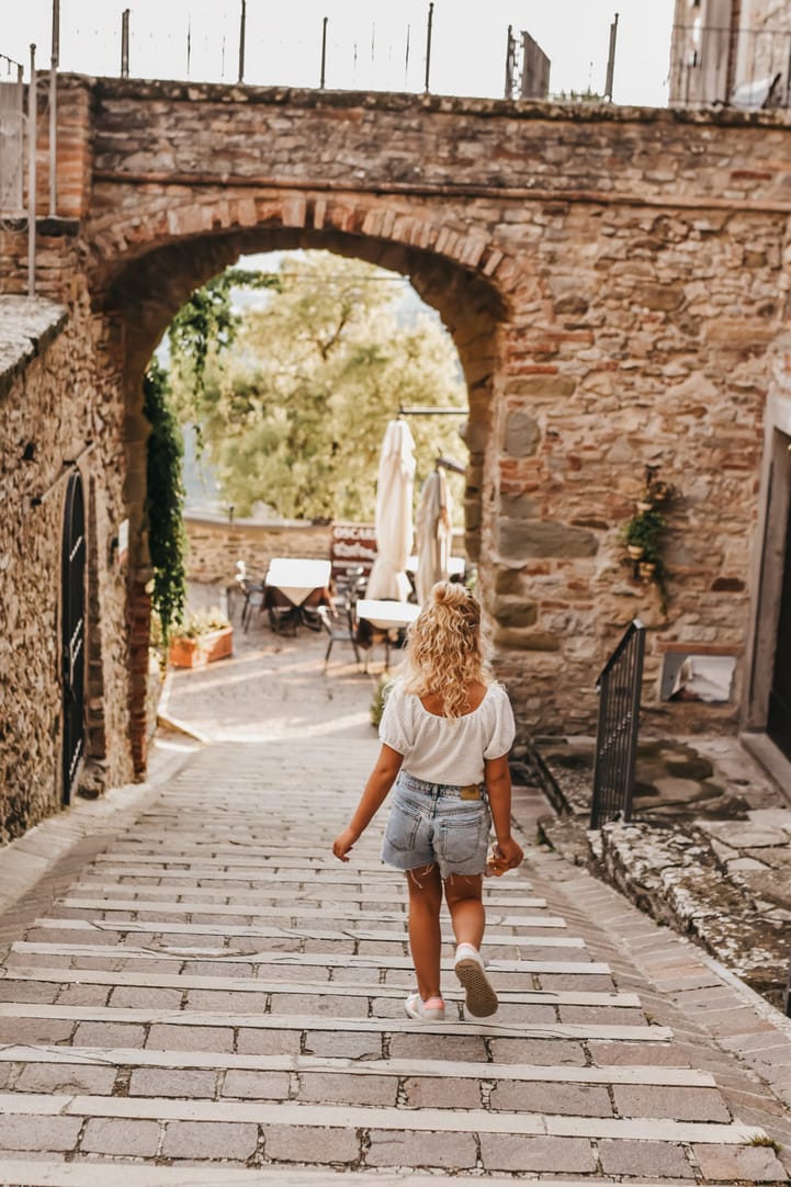 Een wandeling door de stenen poort van het dorp