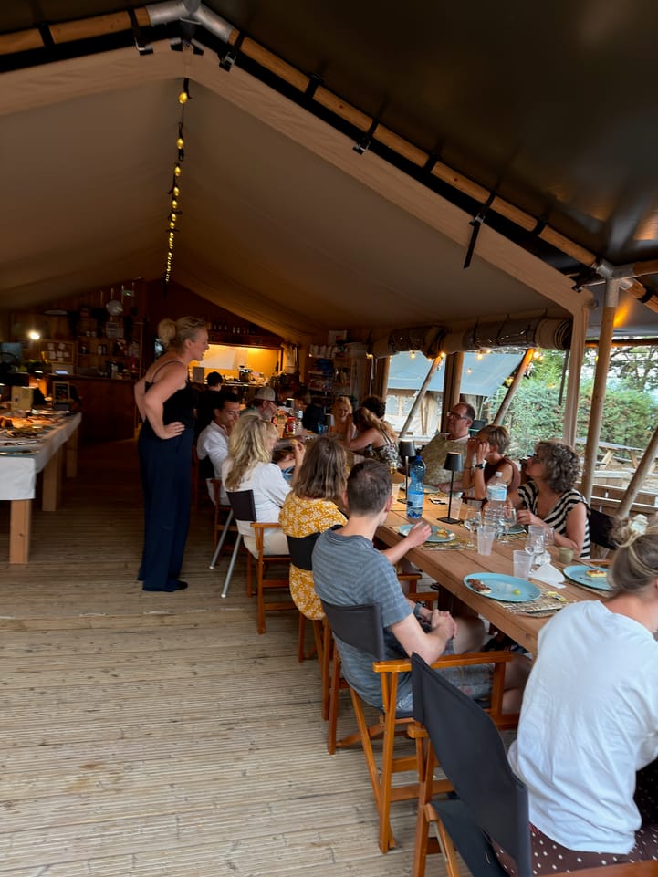 Samen eten onder de tent bij de bar