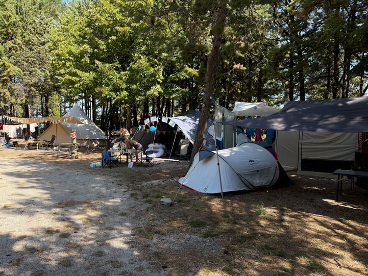 Tenten en caravans op de camping
