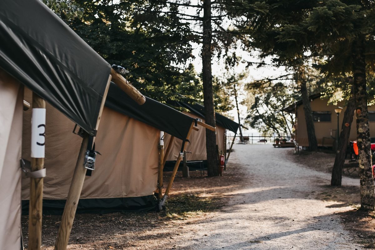 Tussen de safaritenten op de camping