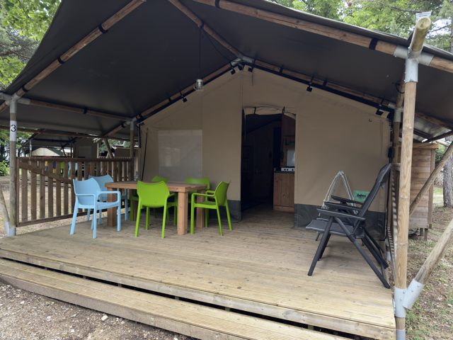 Familietent met eigen badkamer