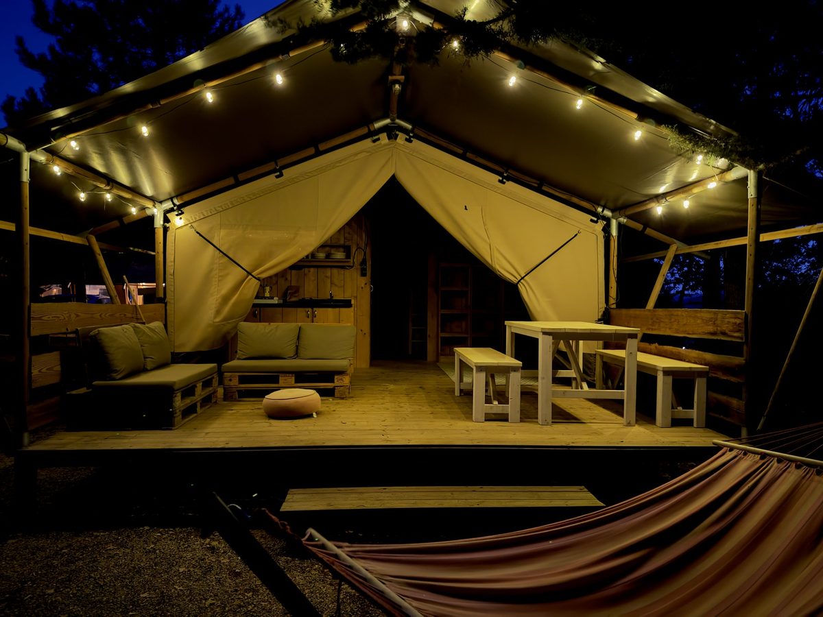 Woody 25 · veranda bij avond